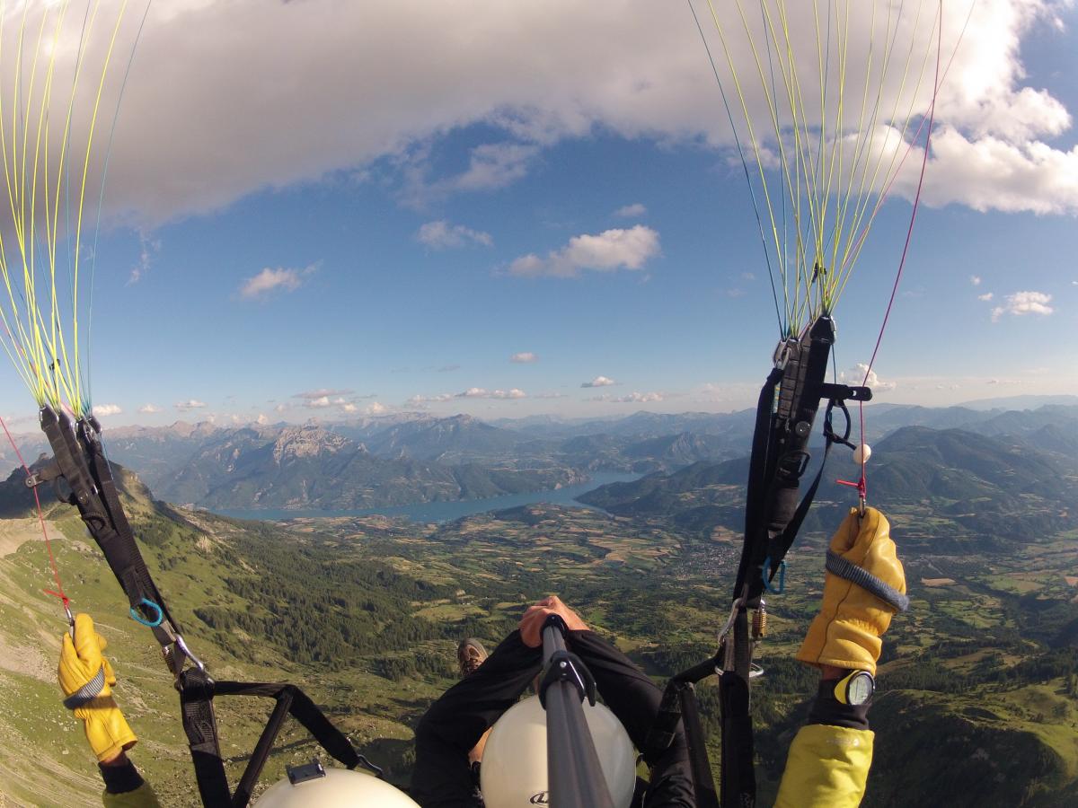 Biplace au dessus de la montagne de Chorges