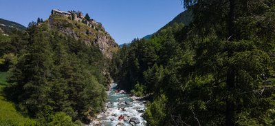 Rafts et kayaks sous le Fort Queyras