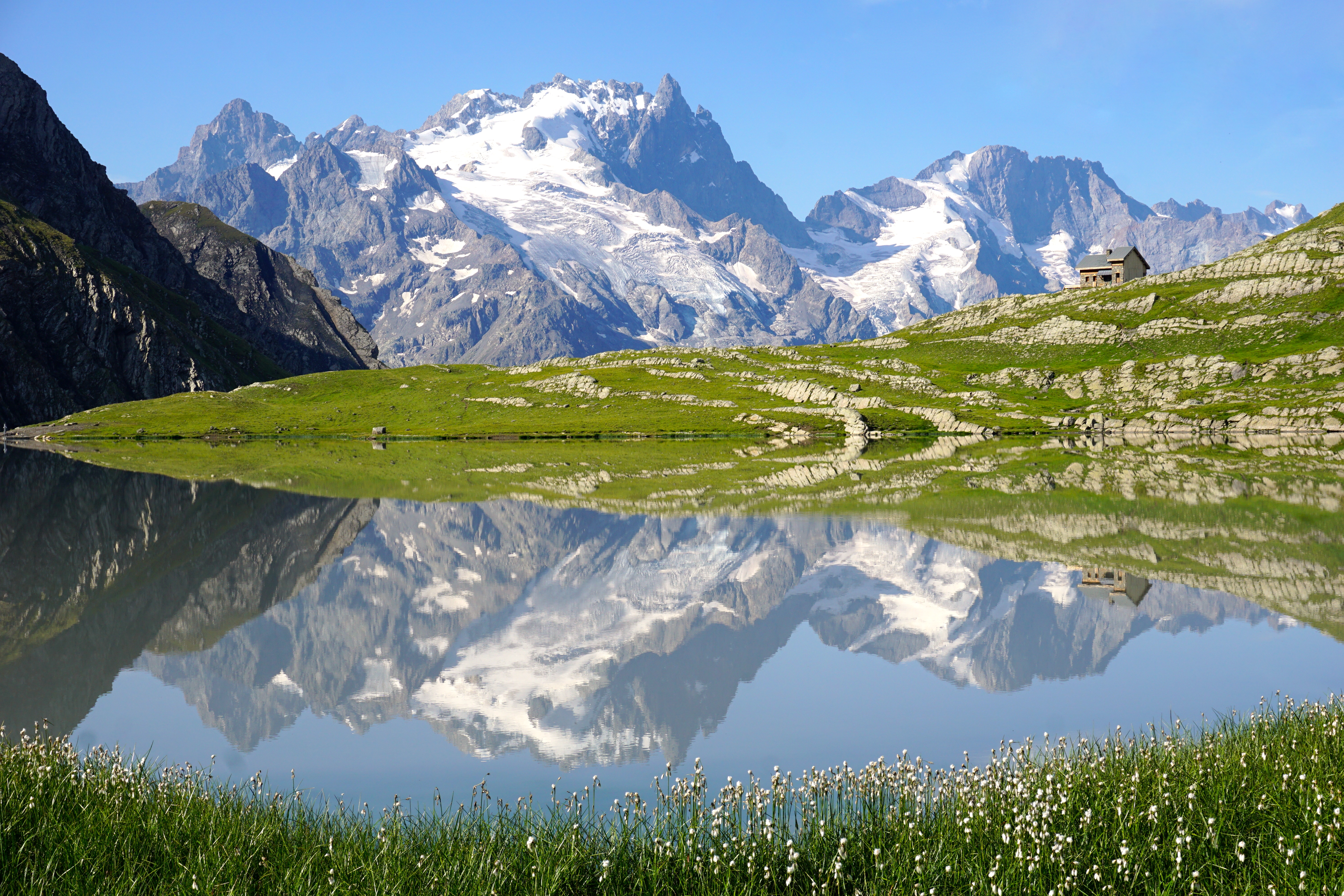 Belle vue sur le Lac du Goléon et La Meije - La Grave