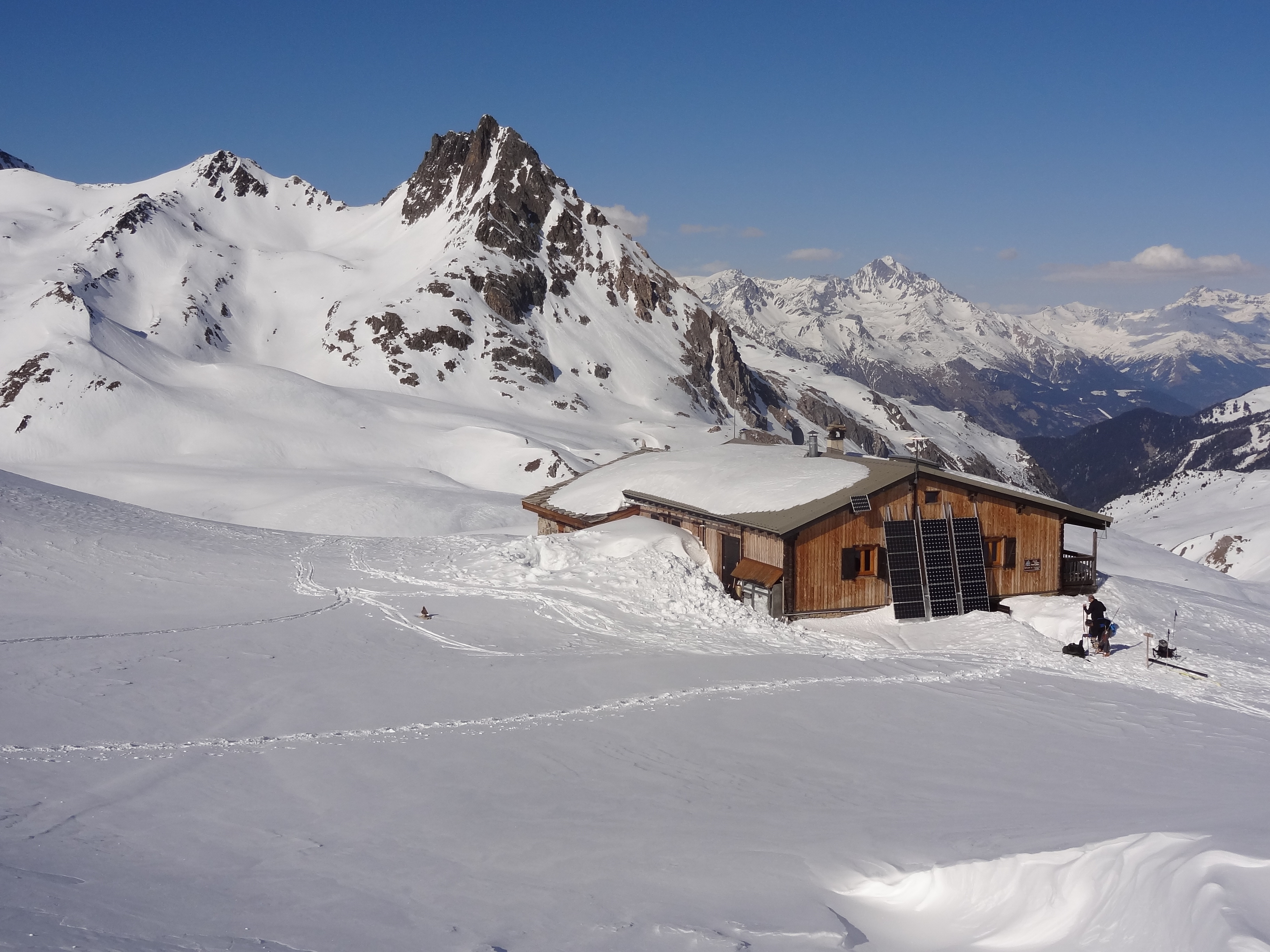 Vue hivernale sur le refuge du Mont Thabor