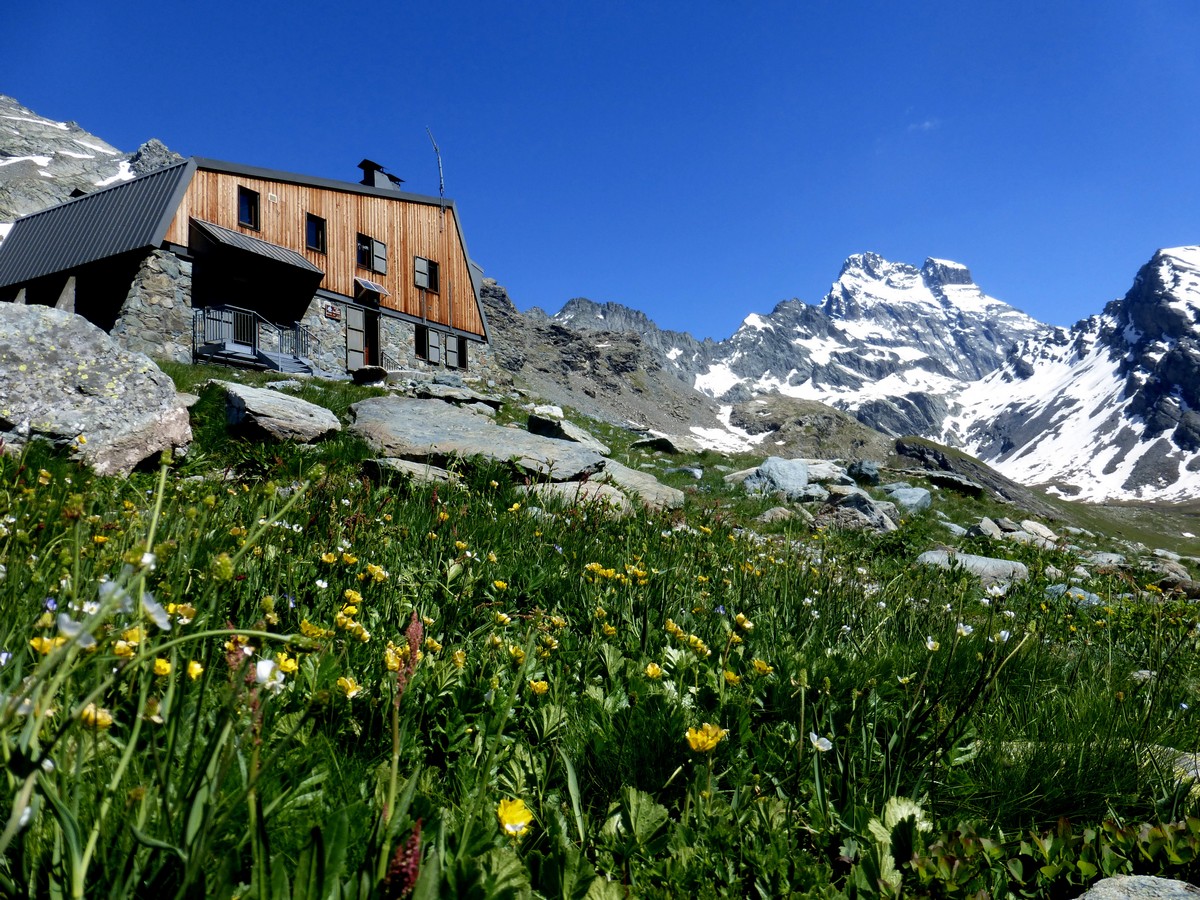 Vue paysage, extérieur Le refuge et le Mont Viso