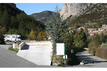 Aire de services camping-cars au camping des Princes d'Orange_Orpierre