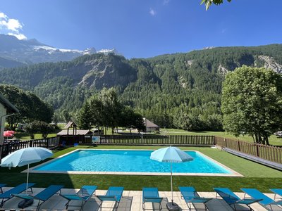 Piscine vue sur la Meije