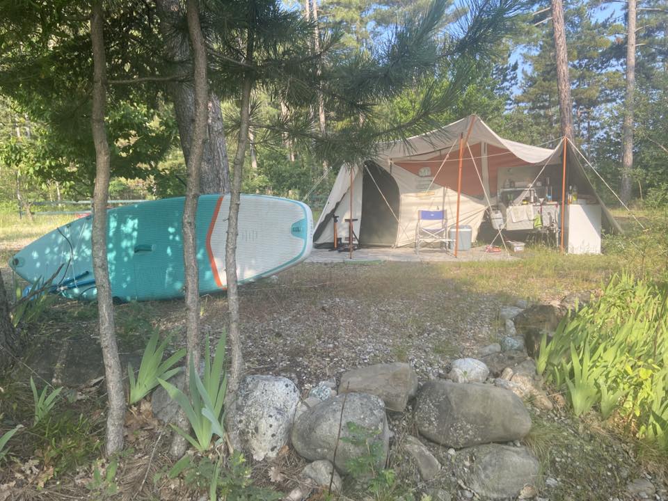Camping les écolodges des 3 lacs : Emplacement._Rochebrune