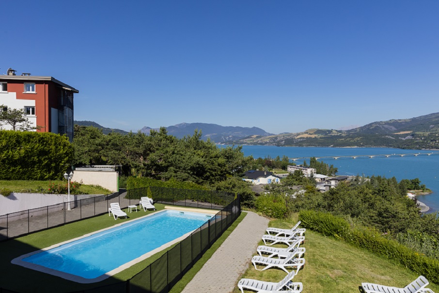 Piscine et établissement