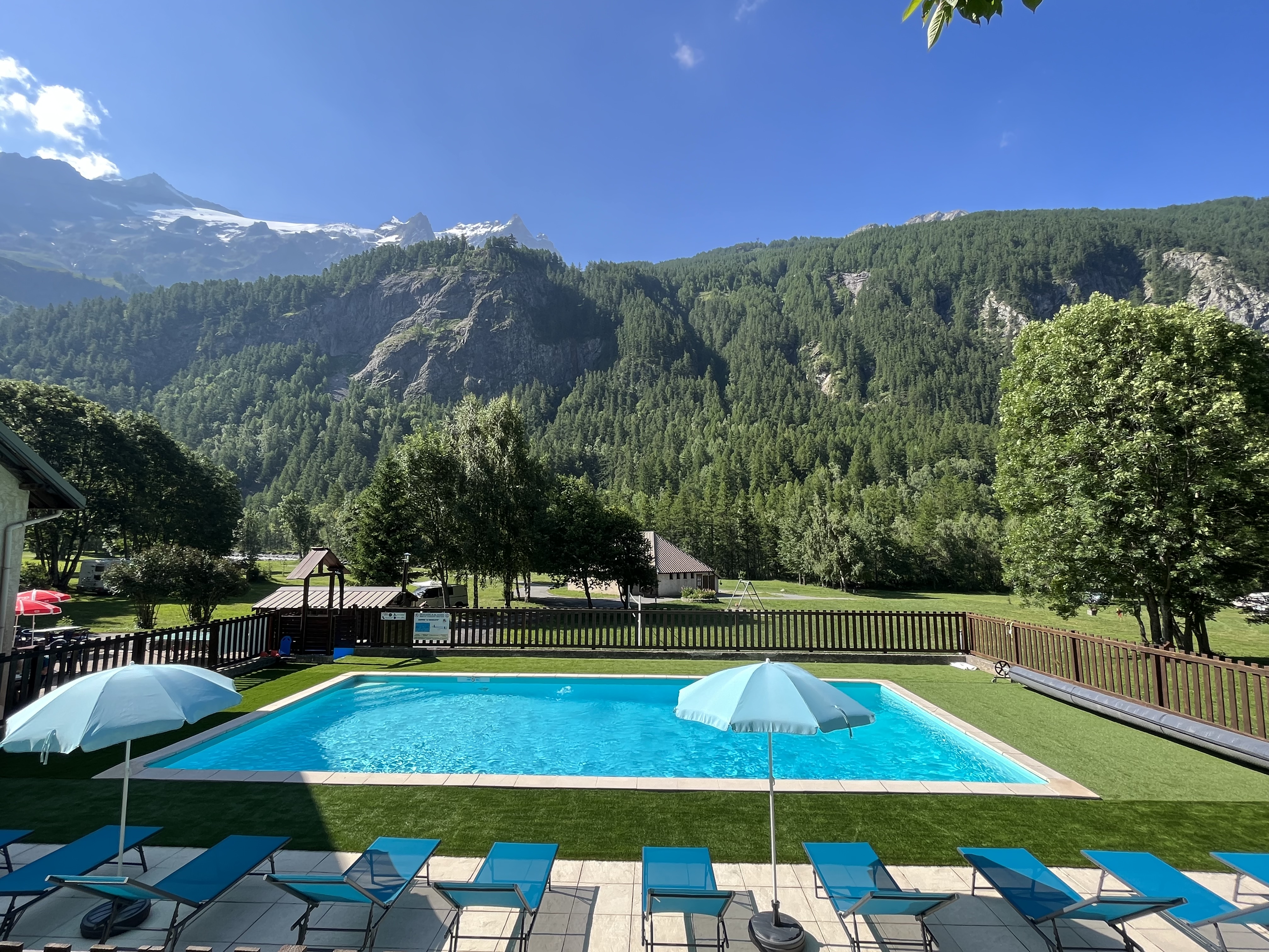 Piscine vue sur la Meije