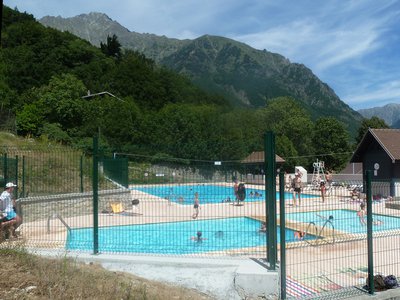 Piscine municipale chauffée de St Firmin, à 300m du Camping La Villette, vallée du Valgaudemar