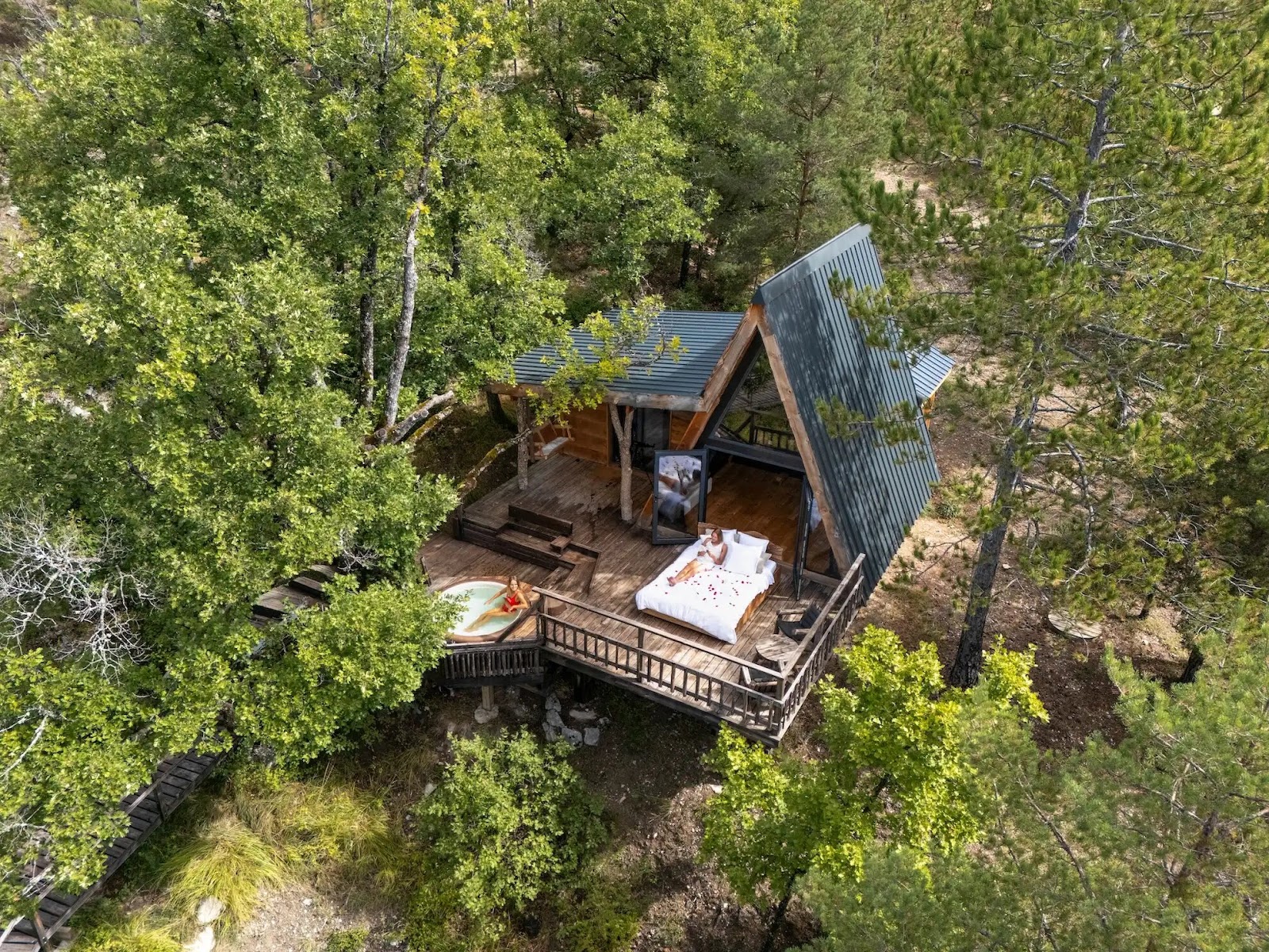 ALPINEST - Cabanes dans les arbres avec jacuzzi privatif