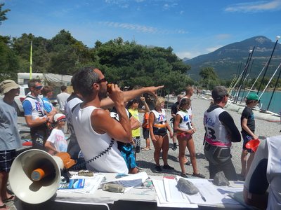 Animation voile sur la plage du camping