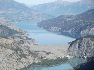 Vue du lac de Serre-Ponçon et du lac d'Espinasses depuis la crête de la Scie (zoom)