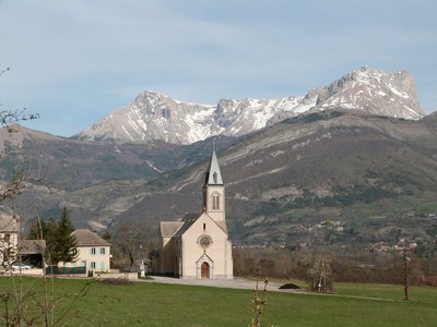 Le massif du Dévoluy juste derrière le village de Manteyer