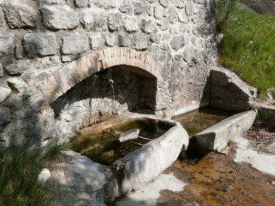 Fontaine et lavoir en pierre