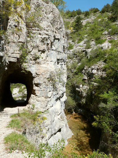 Le tunnel surplombe les gorges du Riou