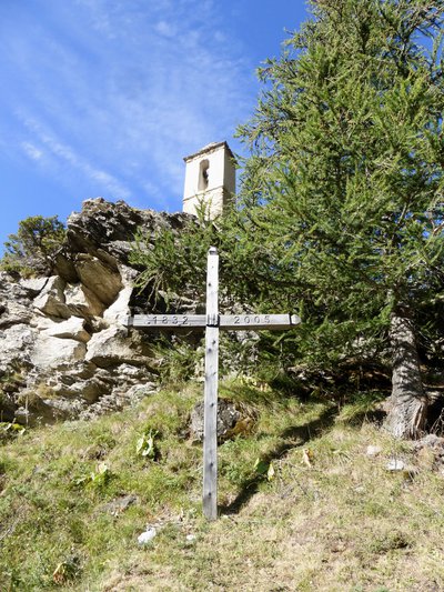 Clocher sur son piton rocheux