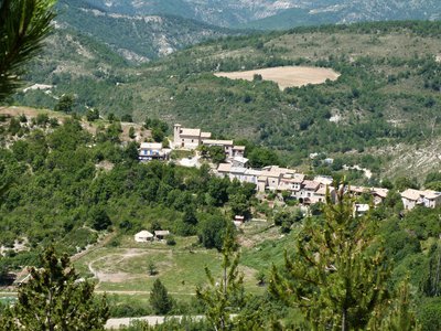 Vue sur le charmant village d'Eourres