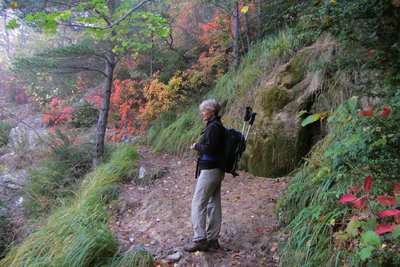 Randonneuse devant la petite cascade