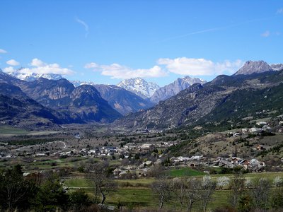 Vue sur la vallée de la Durance, Saint Crépin et le Pelvoux (sous les nuages)