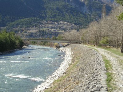 Chemin le long de la digue du Guil