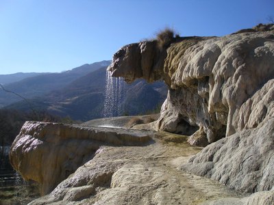 Fontaine pétrifiante de Réotier