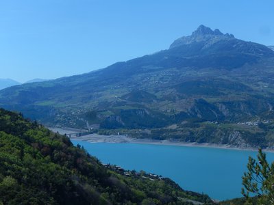 Le lac de Serre Ponçon, le pont de Savines avec en arrière plan les Aiguilles de Chabrières