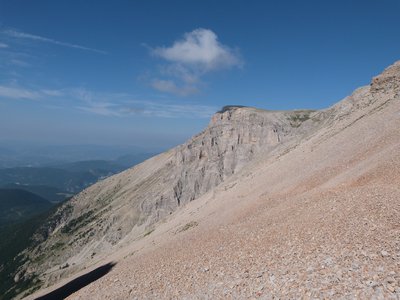 Chemin dans les éboulis