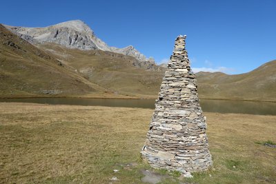 Cairn géant juste devant le lac des Cordes