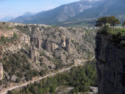 Le Guil, Mont-Dauphin et la Main du Titan depuis le plateau