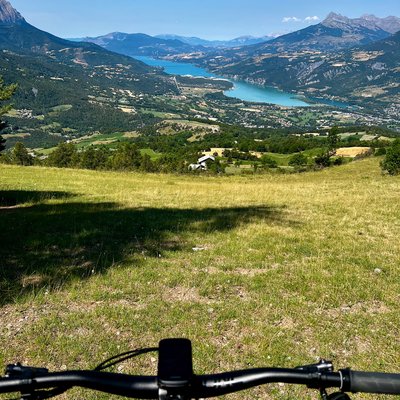 Vue sur le lac de Serre-Ponçon
