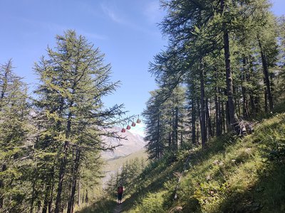 Les télécabines à côté du chemin