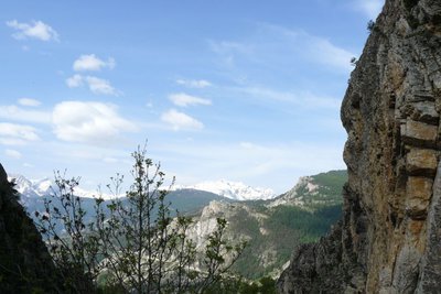 Saint-Martin-de-Queyrières et Rocher Baron au printemps