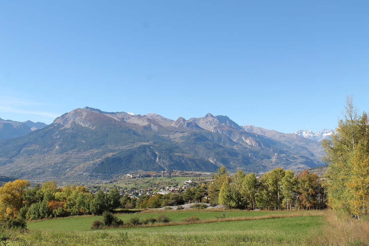 Vue sur les plateaux de Guillestre et Mont-Dauphin, les Ecrins au second plan