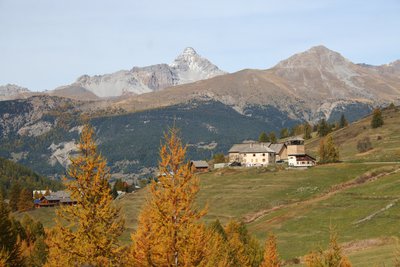 Eglise Saint-Romain vue depuis le début de la montée