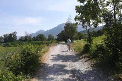 Promeneur sur le sentier de la Boucle de La Mûre