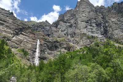 Cascade de la pisse depuis le cœur du Parc national des Ecrins