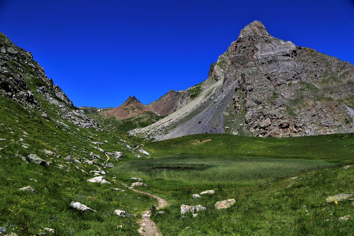 Vue depuis le marais du Chardonnet vers le col