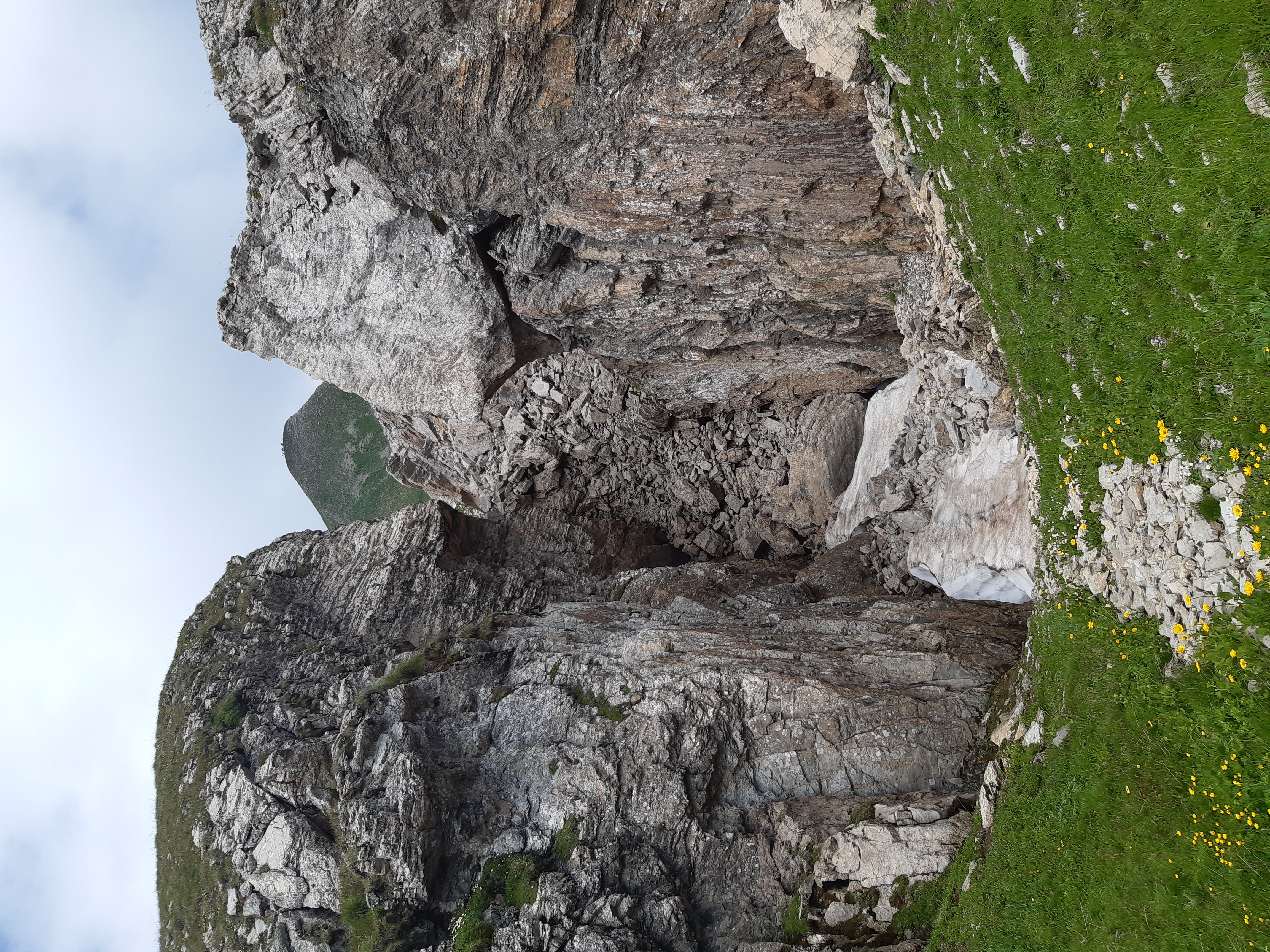 Névé à l'ombre des rochers