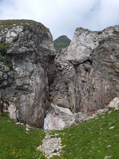 Névé à l'ombre des rochers