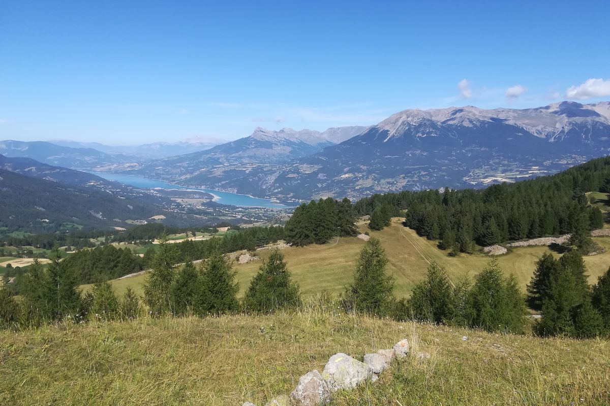 Vue sur le Lac de Serre-Ponçon au pied du Méale