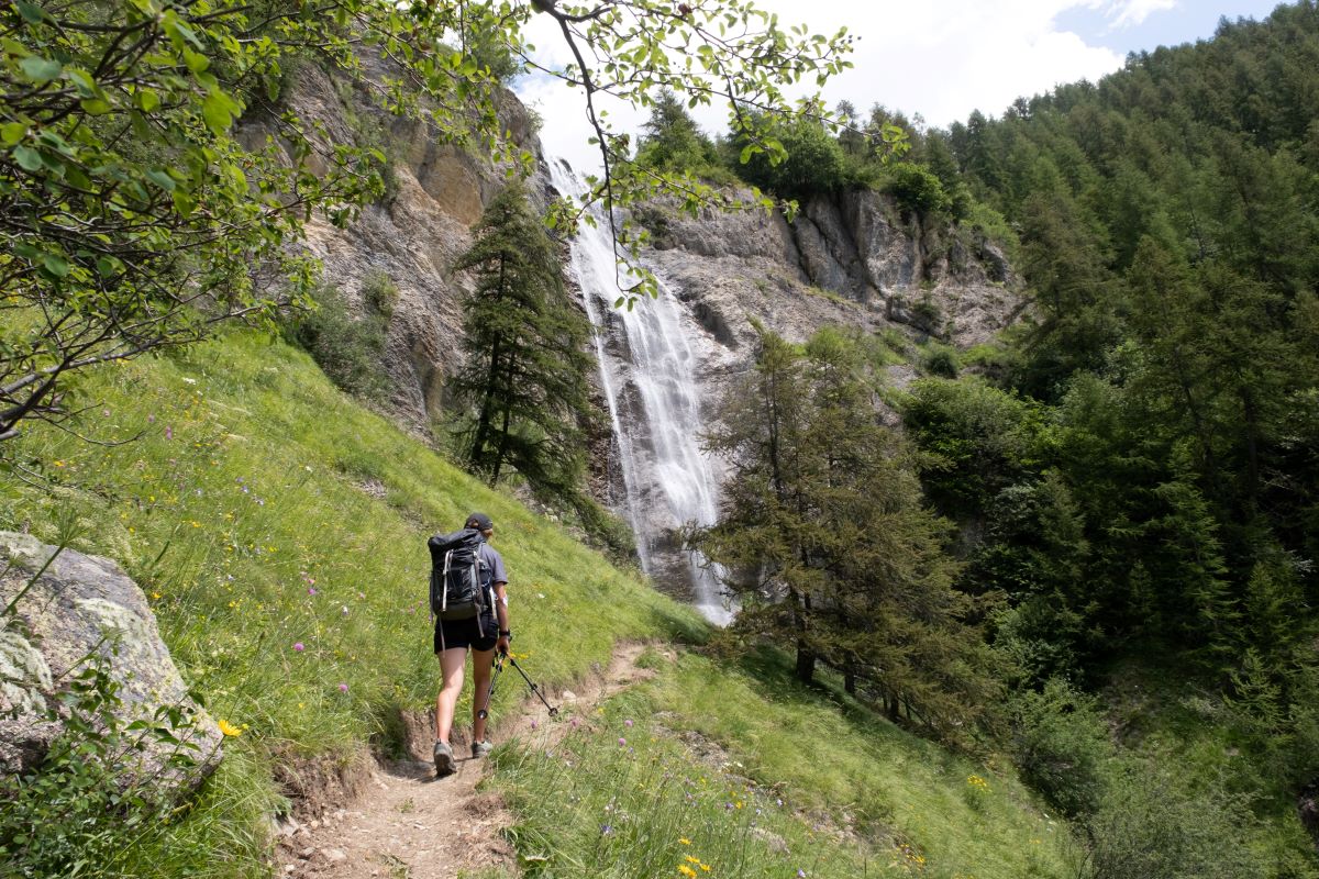 Sentier d'accès à la cascade de la Pissarotte aux Gourniers