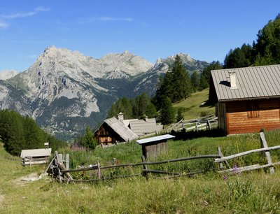 Passage aux authentiques chalets de Bramousse en chemin