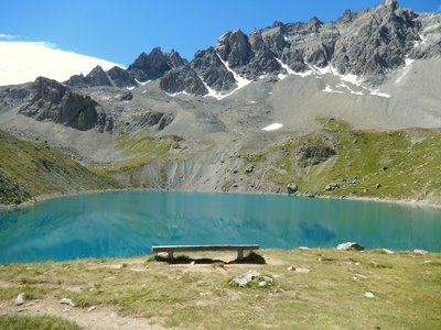 Le lac Saint Anne et son cirque entouré d'éboulis