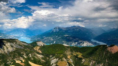 Vue du sommet sur le lac de Serre-Ponçon