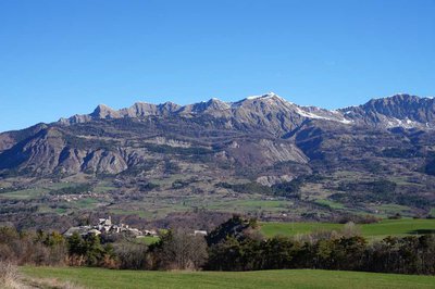 Vue sur le Piolit et le village de Montgardin