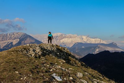 Montagne d'Aureille le soir avec au fond les montagnes du Dévoluy