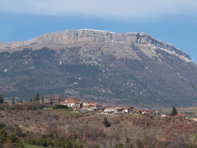 Entre Tallard et la Saulce, vue panoramique sur la montagne de Céüse depuis le haut de la colline