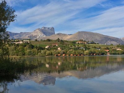 Le Pic de Bure s'impose juste derrière le sublime lac de Pelleautier