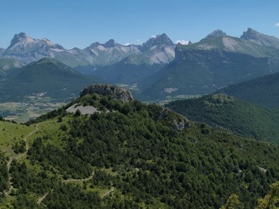 Vue sur le Roc Bernon au premier plan