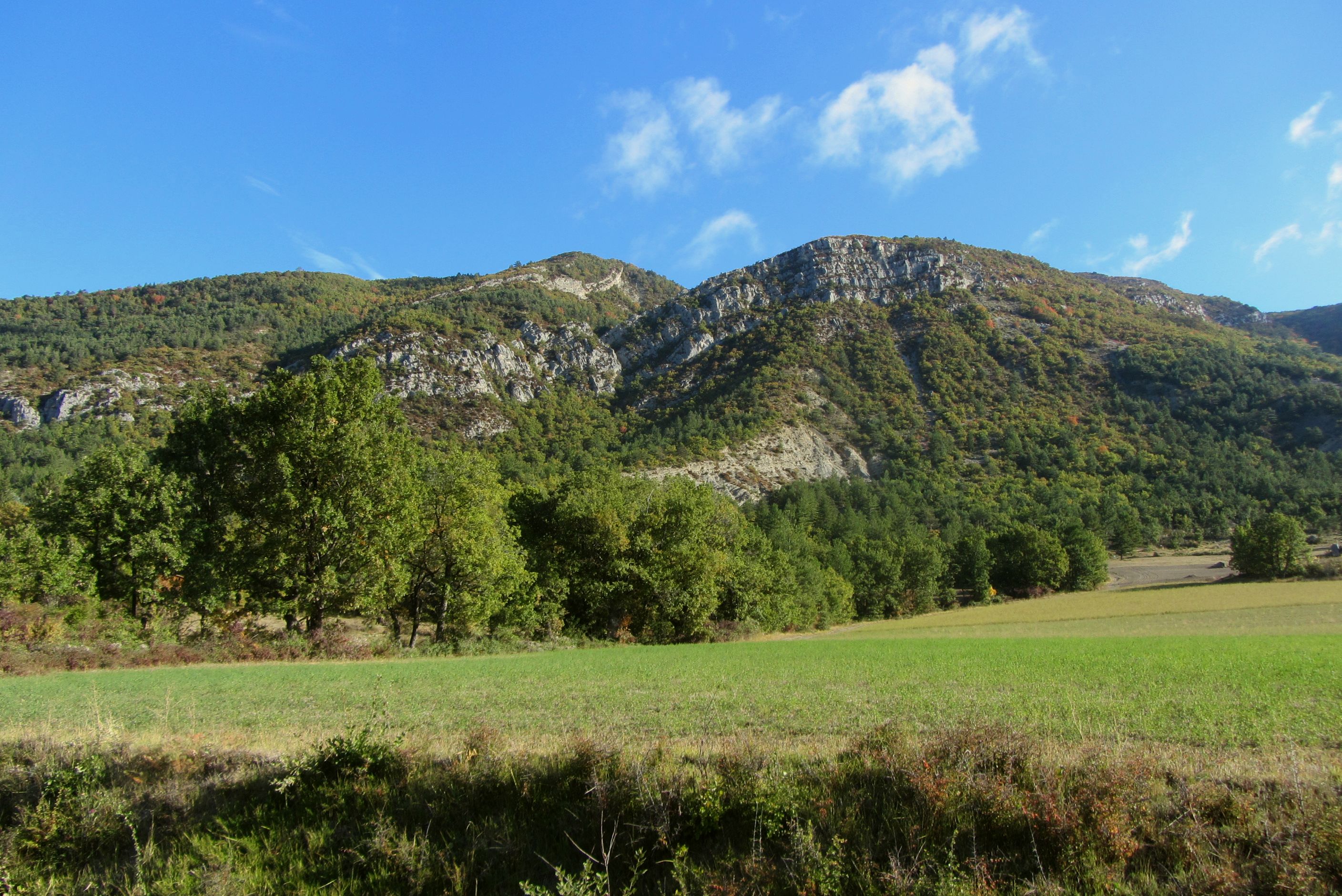 Traversée de champs à la sortie de Serres