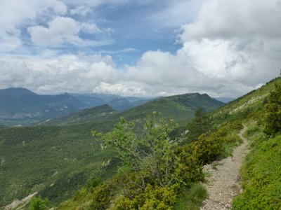 Sentier panoramique en balcon, peu avant d'arriver au Col d'Arron