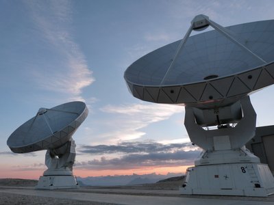 L'observatoire du plateau de Bure à la nuit tombée